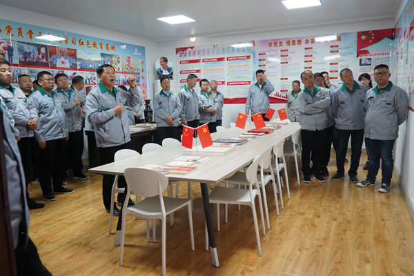 參觀黨建活動室.jpg 參觀黨建活動室.jpg